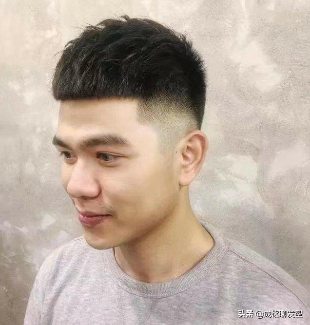 男生必读：头发硬且两边容易翘起来的男生适合留什么发型？