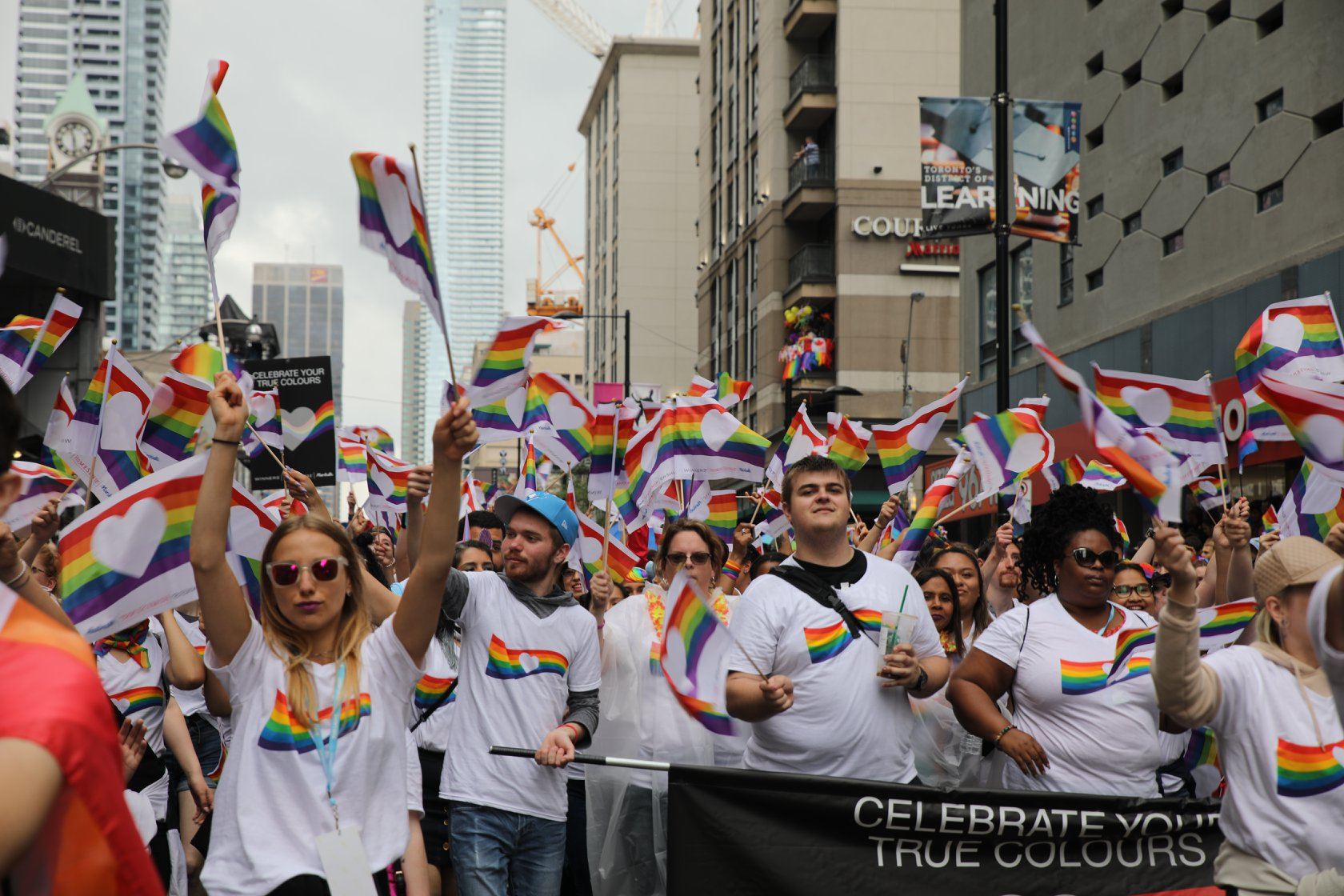 加拿大同性恋大游行周末回归，多伦多到处是彩虹！