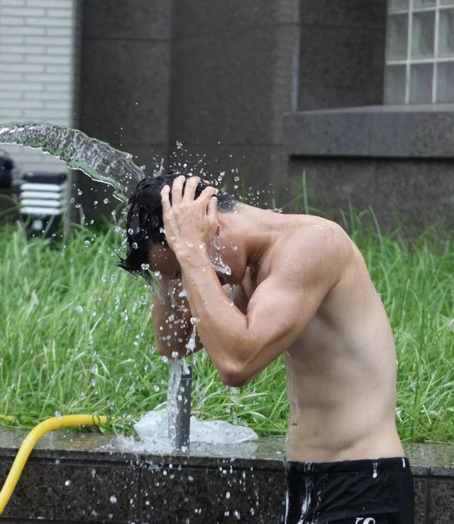 龙舟体育生的身材满屏都是男性荷尔蒙的味道