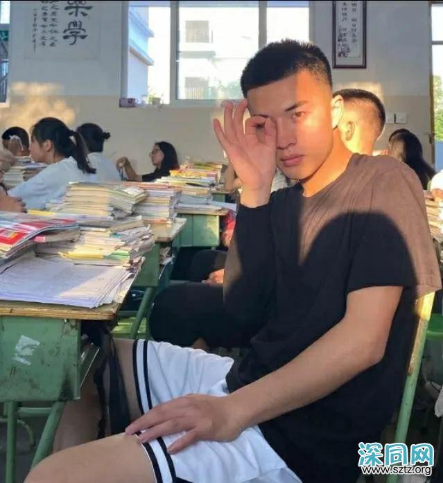 成都的男生有多帅？网友抓拍大长腿班草