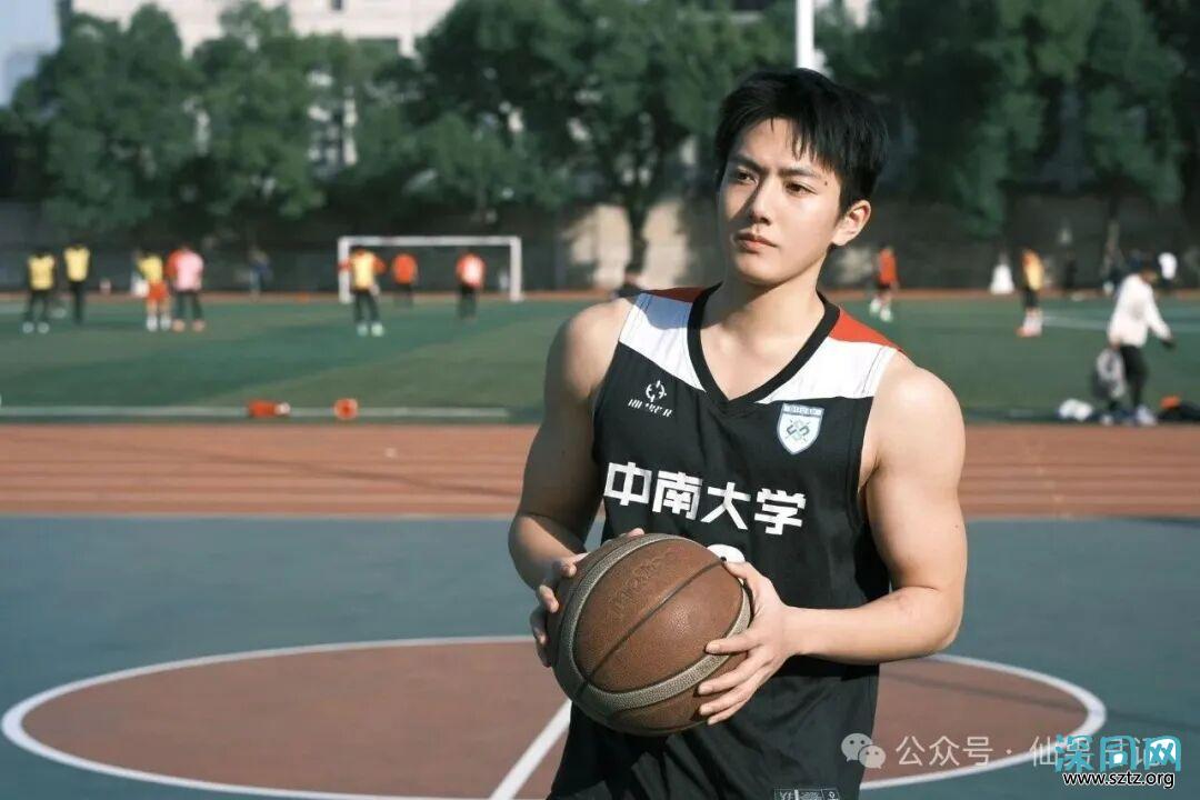 中南大学的校草帅出圈了。直接火上了热搜! 中南大学的校草帅出圈了。直接火上了热搜!