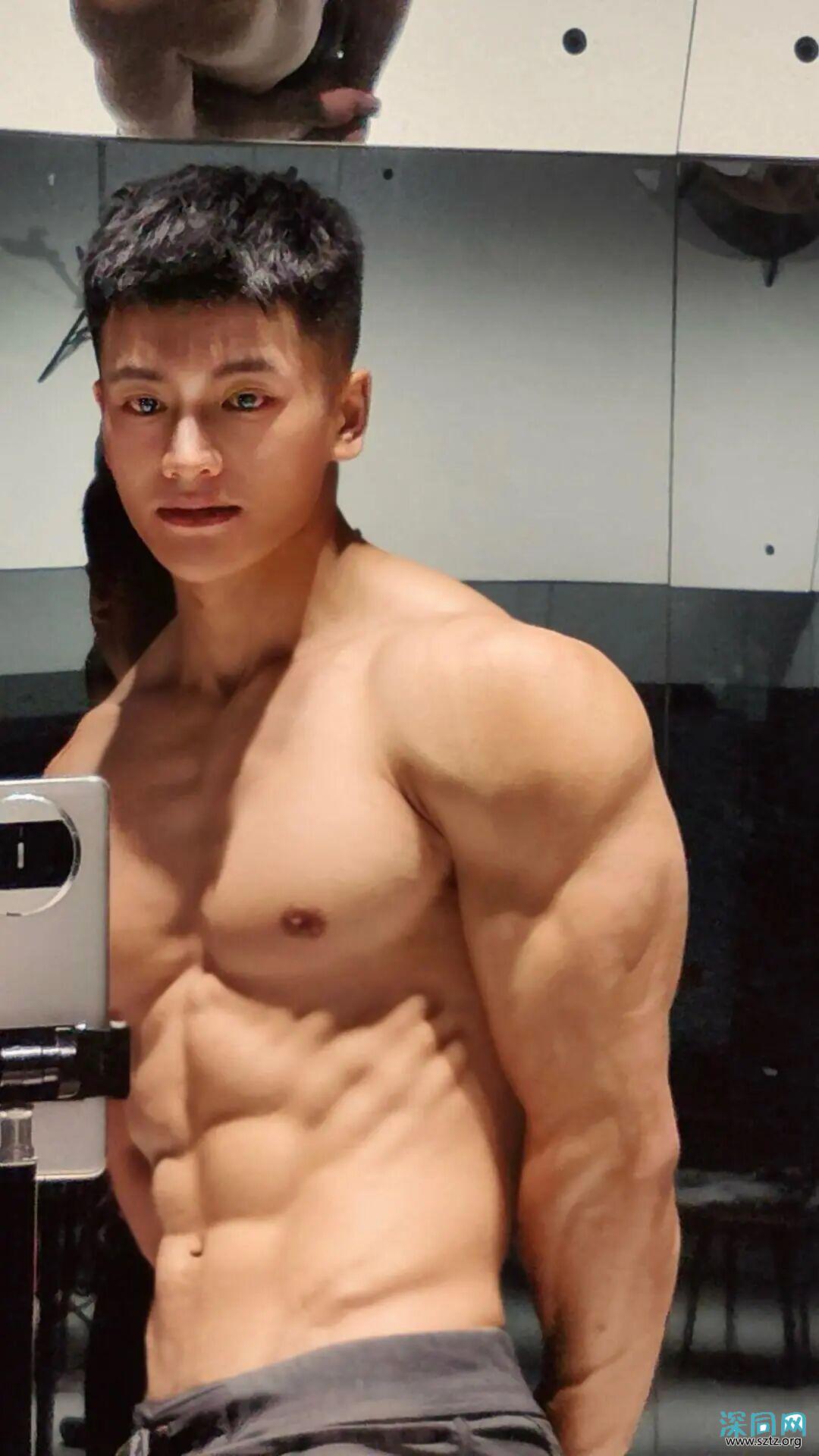 184狮子座黑皮麒麟臂肌肉帅哥