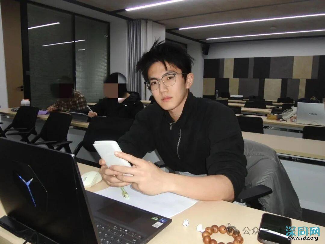 中南大学的校草帅出圈了。直接火上了热搜! 中南大学的校草帅出圈了。直接火上了热搜!
