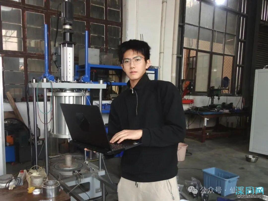 中南大学的校草帅出圈了。直接火上了热搜! 中南大学的校草帅出圈了。直接火上了热搜!