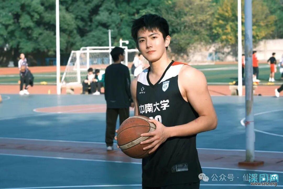 中南大学的校草帅出圈了。直接火上了热搜! 中南大学的校草帅出圈了。直接火上了热搜!