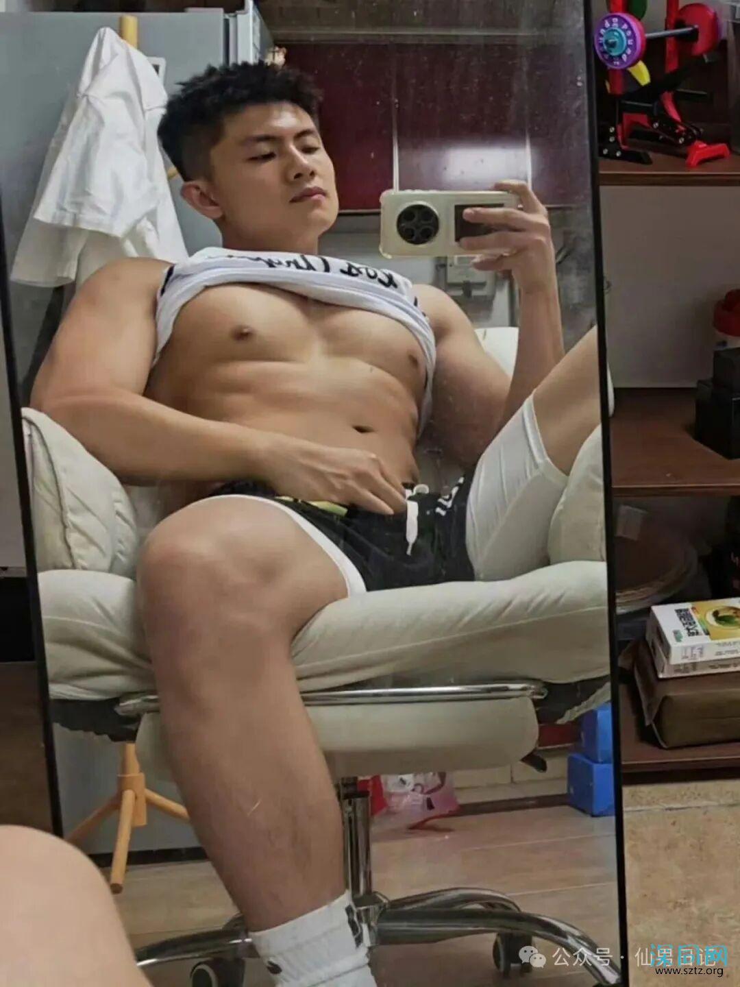 00后大胸肌健身教练!倒三角性感诱惑! 00后大胸肌健身教练!倒三角性感诱惑!