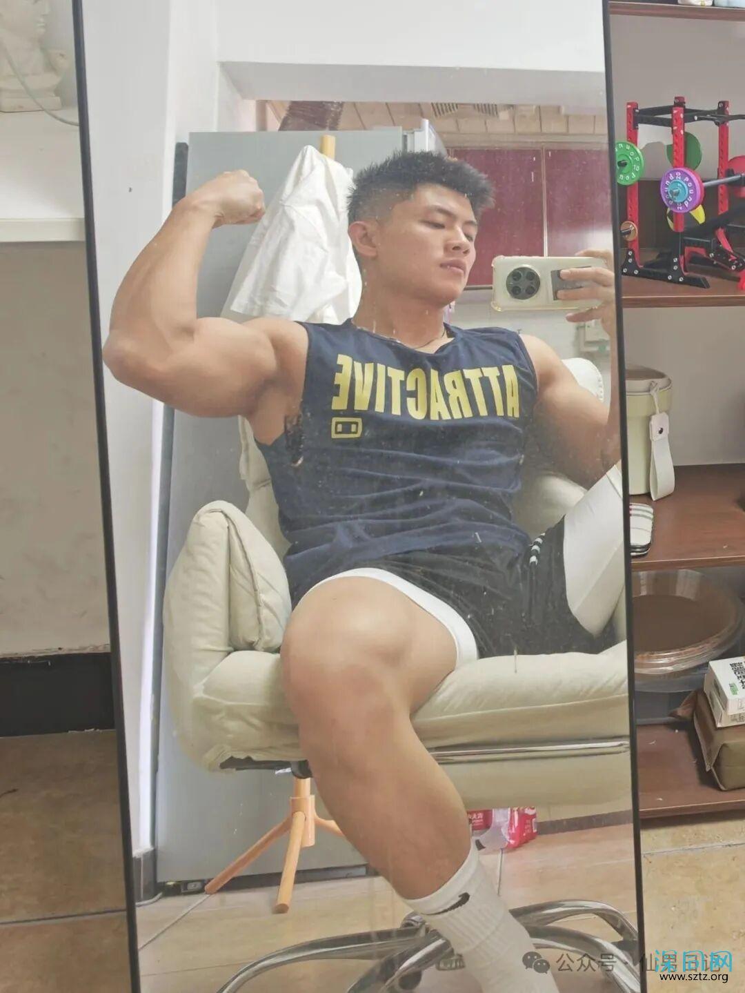 00后大胸肌健身教练!倒三角性感诱惑! 00后大胸肌健身教练!倒三角性感诱惑!