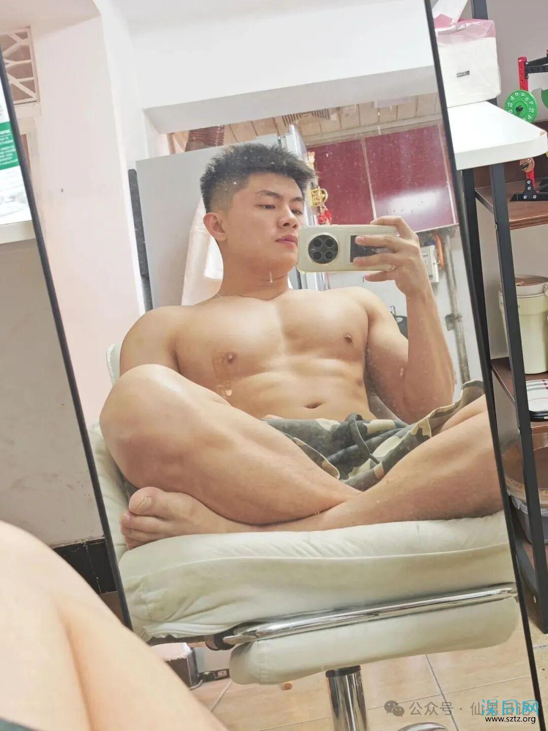 00后大胸肌健身教练!倒三角性感诱惑! 00后大胸肌健身教练!倒三角性感诱惑!
