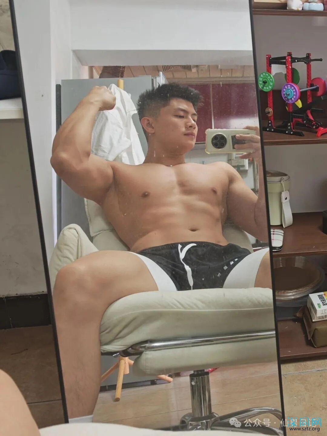 00后大胸肌健身教练!倒三角性感诱惑! 00后大胸肌健身教练!倒三角性感诱惑!