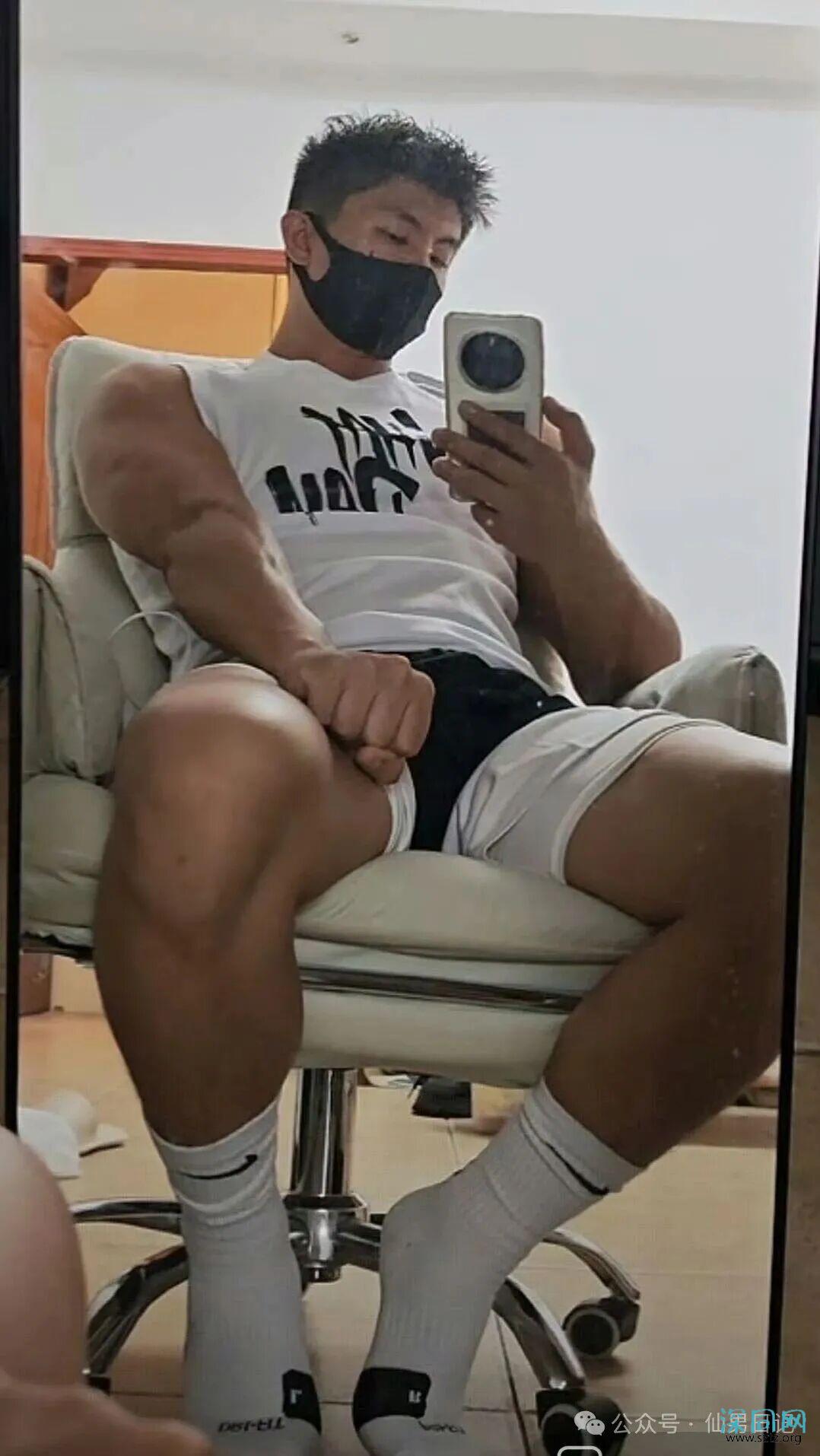 00后大胸肌健身教练!倒三角性感诱惑! 00后大胸肌健身教练!倒三角性感诱惑!