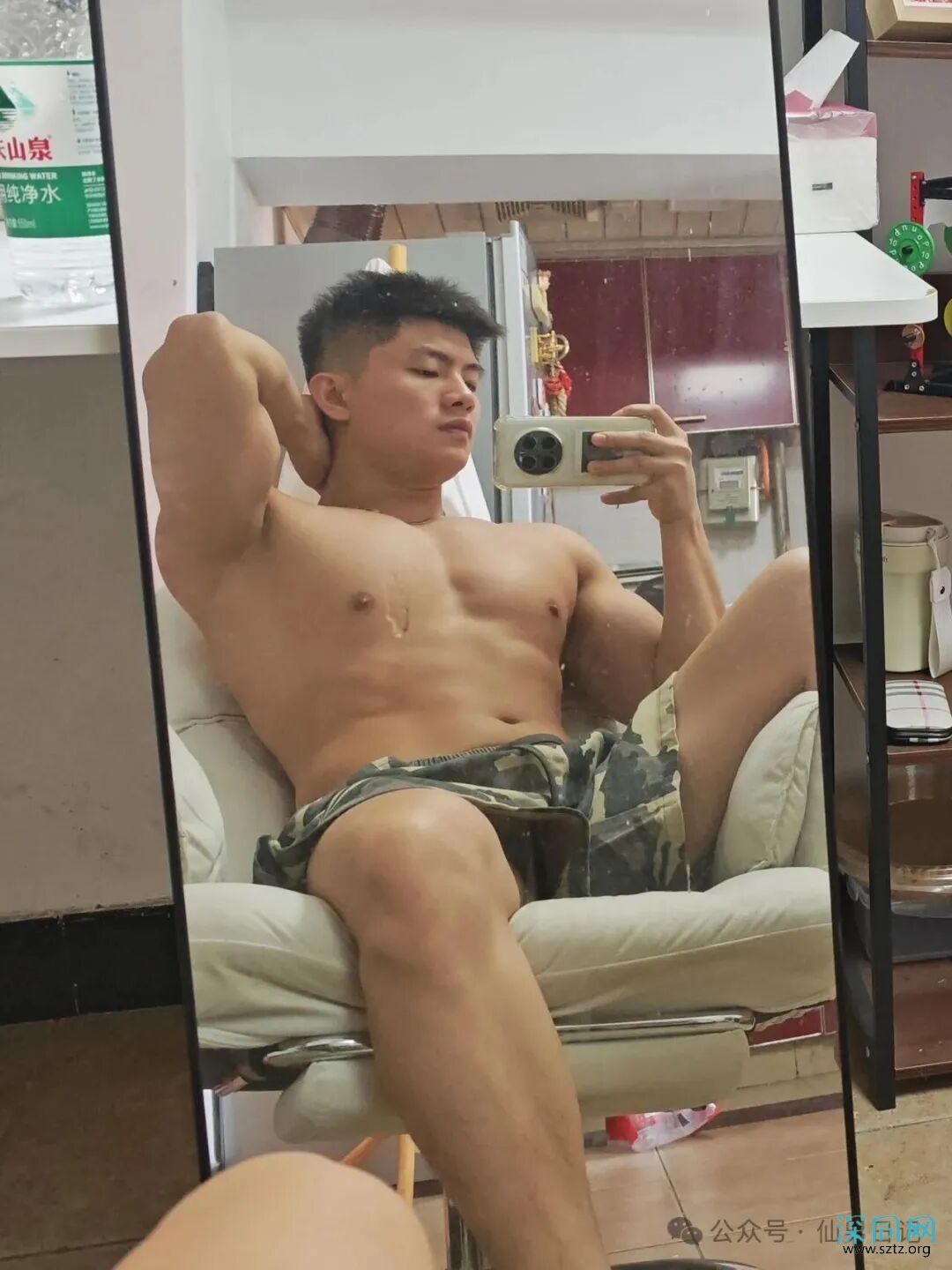 00后大胸肌健身教练!倒三角性感诱惑! 00后大胸肌健身教练!倒三角性感诱惑!